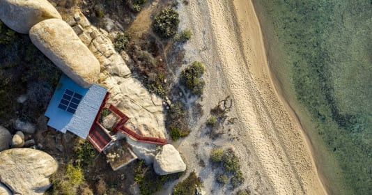 Khám phá ngôi nhà độc đáo nằm trên tảng đá khổng lồ ở khu dự trữ sinh quyển được UNESCO công nhận, bao quanh bởi núi rừng, địa hình và rạn san hô ven biển