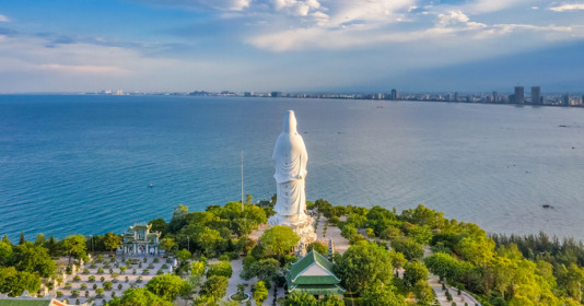 Ngôi chùa tựa lưng vào bán đảo, hướng về phía biển Đông, sở hữu pho tượng được UNESCO công nhận cao nhất Đông Nam Á, nằm ở thành phố biển là một trong 11 điểm đến tốt nhất châu Á