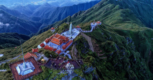 Dãy núi miền Bắc Việt Nam dài 180km kéo dài qua 3 tỉnh, nhiều đỉnh núi cao đến 3.000m, được mệnh danh "nóc nhà Đông Dương"