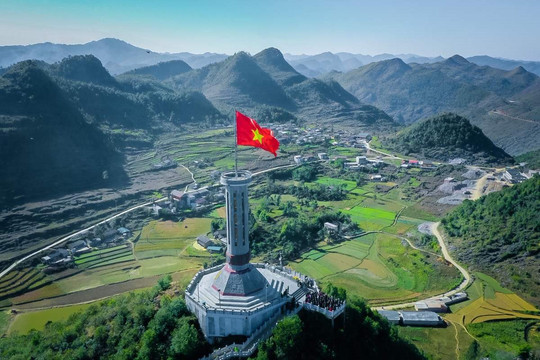 Cột cờ ở độ cao gần 1.500m được lưu truyền là nơi rồng ở, nằm trên ngọn núi thiêng nơi địa đầu Tổ quốc