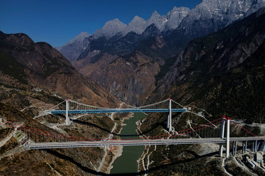 "Chuyến tàu tới thiên đường' ở Trung Quốc đi qua 34 cây cầu và 20 đường hầm, đích đến là vùng đất đẹp như tranh