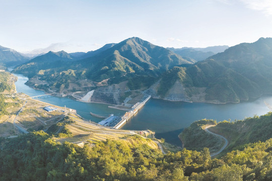 Dòng sông dài 910km chảy xuyên từ Trung Quốc qua 5 tỉnh phía Bắc Việt Nam, là nguồn tài nguyên thủy điện lớn cho ngành công nghiệp điện cả nước