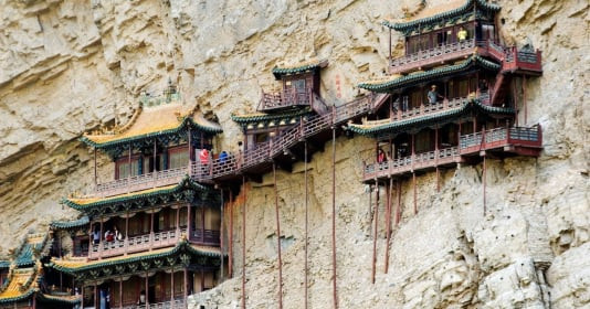 Cổ tự 1.500 tuổi độc nhất vô nhị treo lơ lửng trên vách núi, lọt top ngôi chùa có kiến trúc bí ẩn nhất thế giới