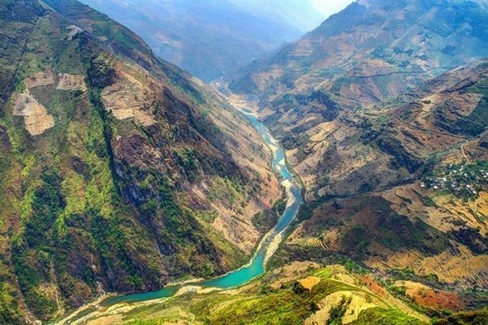 Ngắm hẻm vực sâu nhất Đông Nam Á nằm trong thung lũng có kiến tạo địa chất độc nhất vô nhị ở Việt Nam
