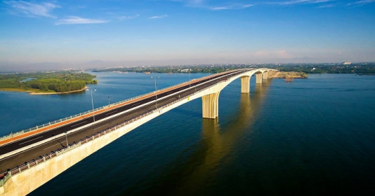 Chiêm ngưỡng cây cầu nghìn tỷ dài 18km nối hai di sản thế giới, đạt kỷ lục về bề rộng nhịp đúc hẫng với khẩu độ 150m dài nhất Việt Nam