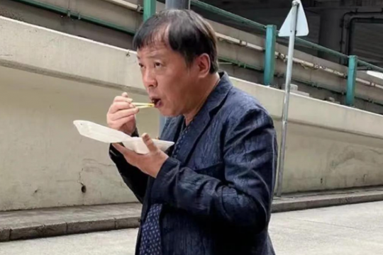 'Vua cổ phiếu' giàu có nhất nhì bến Thượng Hải: Trở thành tỷ phú vẫn ăn hộp cơm 8 nhân dân tệ trên vỉa hè