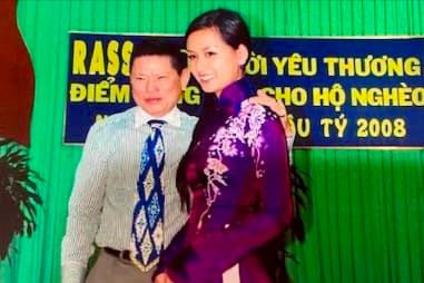 Cuộc sống vị tỷ phú U80 Việt kiều hậu tuyên bố vỡ nợ: tung ảnh rạng rỡ bên nàng hậu đình đám, vẫn rất “sang chảnh”