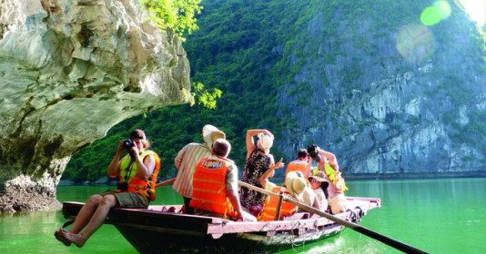 Quảng Ninh thu gần 800 tỷ từ du khách mua vé tham quan Vịnh Hạ Long năm 2023