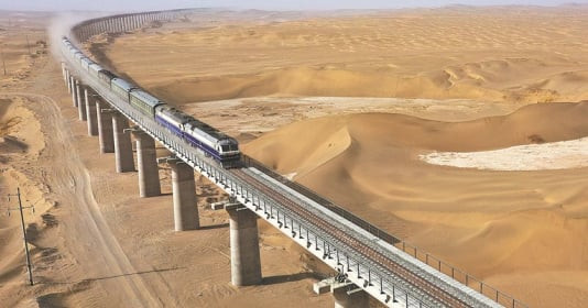 Chiêm ngưỡng tuyến đường sắt dài 2.712km bao quanh sa mạc đầu tiên trên thế giới tại nước láng giềng Việt Nam