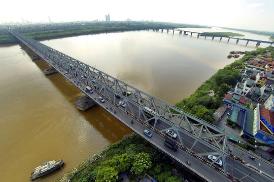 Cầu treo mùa xuân làm "thay da đổi thịt" cho vùng đất phía Đông Hà Nội, là cầu thép – bê tông đầu tiên do Việt Nam tự thi công và thiết kế chỉ trong 21 tháng