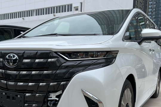 Toyota Alphard 2023 mới ra mắt chưa về VN, đại lý tư nhân đã báo chênh 300 triệu