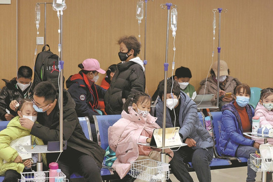 Số trẻ mắc bệnh hô hấp ở Trung Quốc tăng, WHO không khuyến nghị hạn chế đi lại