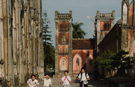 Vẻ đẹp thánh đường hơn 140 tuổi cách Hà Nội 70km, góc chụp nào cũng như trời Âu