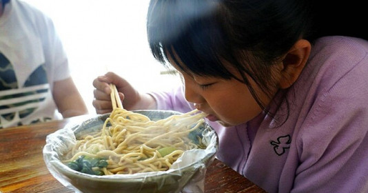 4 món ăn chả khác gì “thuốc độc" nhưng trẻ Việt Nam cực yêu thích, loại cuối cùng chẳng khác gì ăn túi nilon