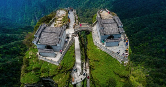 Đền đôi tọa trên đỉnh núi hơn 2.300m dựng đứng là di sản thế giới của UNESCO, làm thế nào con người mang vật liệu lên được để xây dựng?