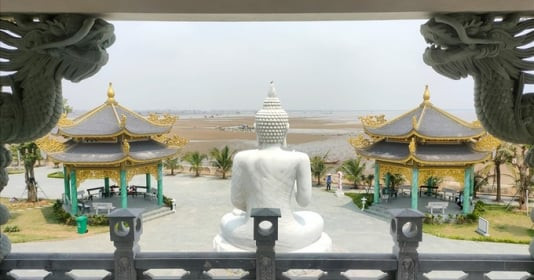 Ngôi chùa cổ nghìn năm có kiến trúc độc đáo, nằm trên ghềnh đá hướng ra cửa biển ở miền Trung Việt Nam