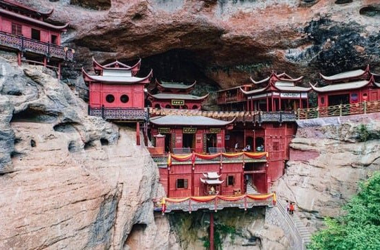 Ngôi chùa đứng vững 900 năm trên vách núi chỉ nhờ một cột chống, kiến trúc sư hiện đại cũng phải ngả mũ thán phục!