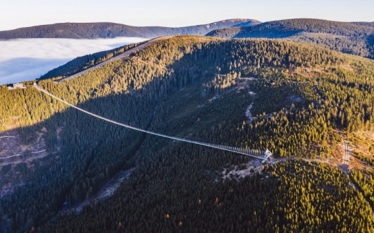Ngỡ ngàng với cây cầu thép không trụ đỡ dài nhất thế giới: Vắt qua thung lũng ở độ cao 100m, chịu sức nặng 750 người