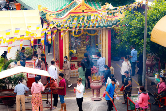 Tượng Phật bốn mặt ở TP.HCM hút ngàn người tới chiêm bái, dâng nước đỏ cầu may