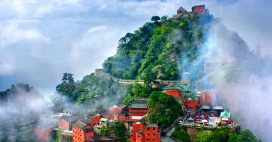Ngọn núi với đỉnh cao gần 2.000m nhiều lần xuất hiện trong tiểu thuyết Kim Dung, được UNESCO công nhận là Di sản văn hóa thế giới