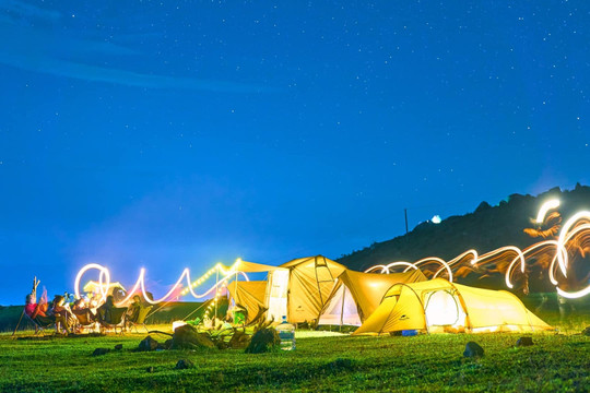 Cao nguyên xanh hút khách tới cắm trại, săn mây, ngắm sao đêm ở Bắc Giang