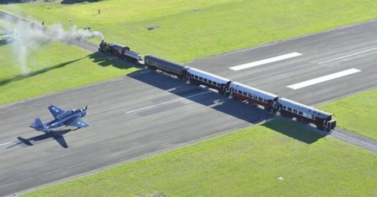 Nơi máy bay và tàu hỏa giao nhau ngay trên đường băng: 1 trong 2 phương tiện phải “nhường đường” nếu trùng lịch trình