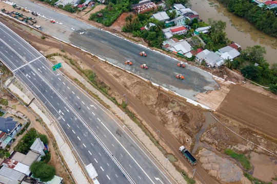 Cận cảnh cao tốc Mỹ Thuận - Cần Thơ 'chạy nước rút' để bắt kịp tiến độ trong năm
