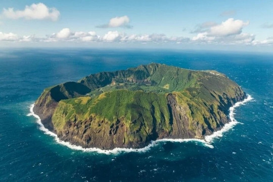 Hòn đảo Nhật Bản biệt lập giữa biển khơi, chỉ có thể đến bằng trực thăng, sở hữu 'núi lửa nằm gọn trong miệng núi lửa'