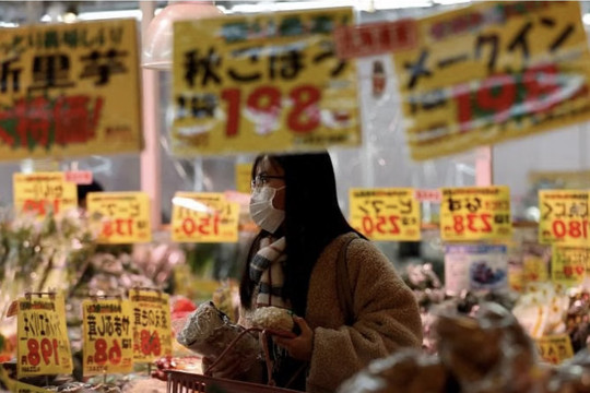 Giá cả tăng, người Nhật chuyển sang mua thực phẩm hết hạn