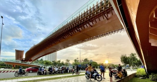 Cầu bộ hành trên cao 42 tỷ của Việt Nam mang kiến trúc Nhật Bản độc đáo, nằm ngay ven vịnh thành phố biển lọt top '11 điểm đến tốt nhất châu Á'
