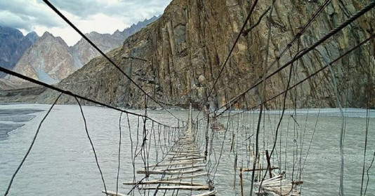 ‘Thót tim’ với cây cầu treo ‘nguy hiểm nhất thế giới': Khung cảnh thiên nhiên tuyệt vời nhưng chỉ cần sảy chân là có thể… bỏ mạng