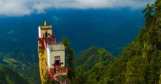 5 ngôi đền, chùa được xây dựng ở những nơi nguy hiểm bậc nhất Trung Quốc nhưng du khách vẫn ‘lặn lội đường xa’ tìm đến