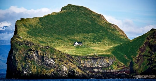 Ngôi nhà 'cô đơn nhất thế giới' trơ trọi trên hòn đảo rộng hơn 445.000m2, khung cảnh như mơ nhưng để đến được có thể nguy hiểm tính mạng