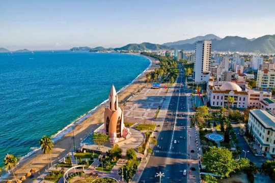 Thành phố miền Trung được mệnh danh là 'hòn ngọc của biển Đông', có hệ thống cáp treo từng dài nhất thế giới, được CNN bình chọn là 'điểm phải trải nghiệm 1 lần trong đời'