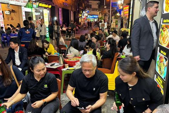 Sang Việt Nam, tỷ phú NVIDIA Jensen Huang ngồi ghế nhựa, ăn phở bò
