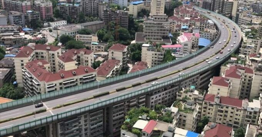 Cầu vượt cao tốc xây trên nóc 10 tòa chung cư, dân quen với sự rung chuyển đến mức không cảm nhận được động đất