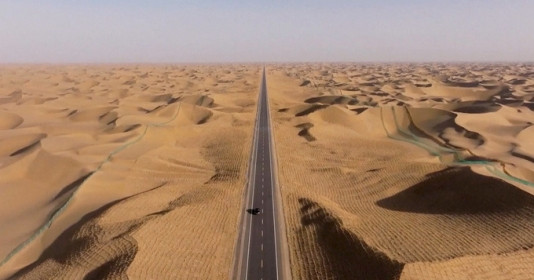 Ngỡ ngàng xa lộ dài 276km xuyên qua 'Biển Chết' lớn nhất Trung Quốc