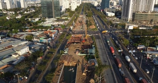 Đại lộ huyết mạch phía Nam Sài Gòn thi công gây ùn ứ, tắc nghẽn giao thông những ngày cuối năm