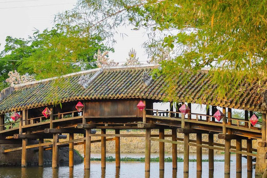 Cầu gỗ quý hiếm gần 250 năm tuổi được thiết kế theo kiến trúc 'trên nhà dưới cầu', được đánh giá là một trong 5 cây cầu ngói cổ đẹp nhất Việt Nam