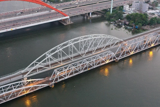 Cây cầu 'trăm tuổi' đầu tiên vượt sông Sài Gòn: Trụ bọc đá nguyên khối, có nhịp quay 90 độ cho tàu thuyền qua lại, được đề xuất xếp hạng Di tích và lên phương án bảo tồn