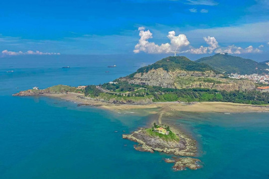 Hòn đảo đá duy nhất ở ven biển 'vựa dầu mỏ' của Việt Nam, có ngôi miếu cổ và con đường xuyên biển bí ẩn, khách du lịch phải 'xem ngày xem giờ' mới có thể ra thăm