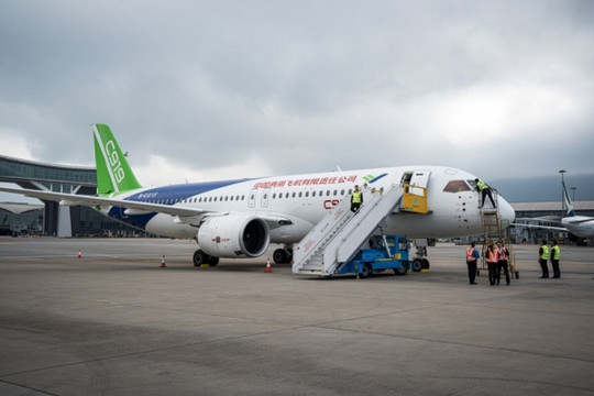 Máy bay 'Made in China' lần đầu cất cánh ở bên ngoài đại lục: Liệu có thể đánh bại Boeing và Airbus?