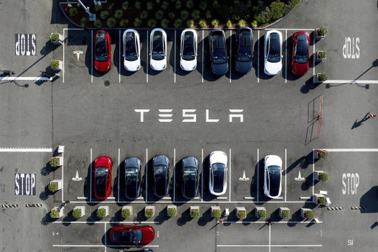 Tesla triệu hồi 2 triệu ô tô do lỗi lái tự động