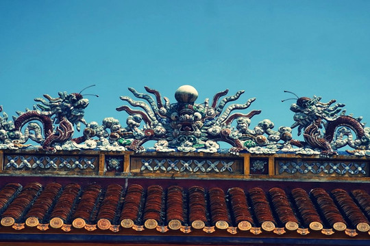 Tận mục cung điện đẹp nhất đang lưu giữ 9.000 cổ vật của vương triều Nguyễn: Dựng lên bởi hơn 100 cột gỗ lim đặt trên chân đá táng, lợp ngói âm dương tráng men vàng
