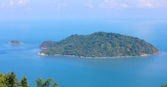 Cụm đảo gần xích đạo nhất Việt Nam cách đất liền hơn 14km, chứa hòn đảo được công nhận là Di tích lịch sử quốc gia