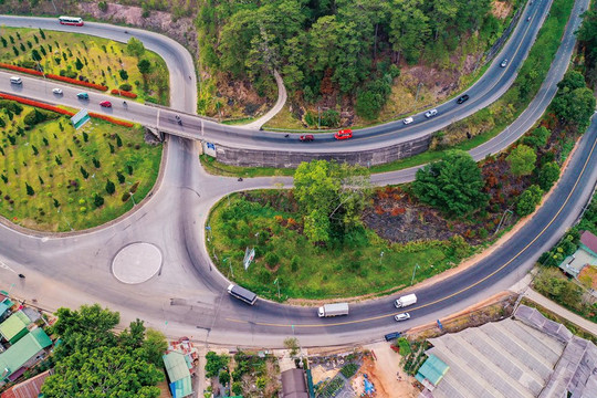 Cung đường đèo có 'khúc cua tử thần' được đầu tư cải tạo hơn 550 tỷ: Sở hữu mặt đường 14,5m rộng nhất Việt Nam, tương đương quy mô đường cao tốc