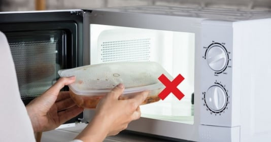 Cảnh báo: Dân văn phòng dùng lò vi sóng để 'quay cơm' trong hộp nhựa có thể đã ăn phải hàng tỷ hạt lạ có độc