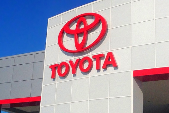 Cổ phiếu Toyota lao dốc vì liên tiếp gặp hạn: Cảnh sát khám xét văn phòng công ty con, cả triệu xe bị thu hồi ở Mỹ
