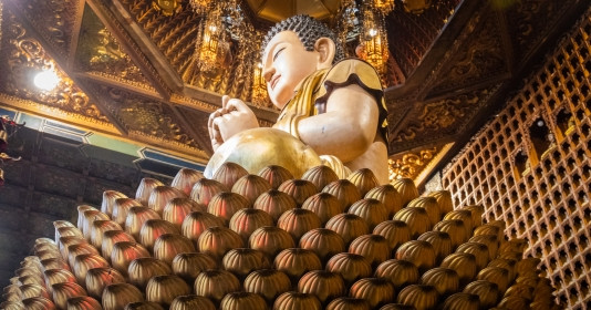 Khám phá ngôi chùa sở hữu hệ thống 10.000 tượng Phật, đài sen gồm 1.000 cánh bằng đồng dưới chân tượng Phật Thích Ca Mâu Ni được chế tác tinh xảo