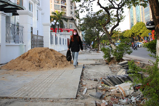 Vỉa hè ở Hà Nội bị đào xới ngổn ngang dịp cuối năm